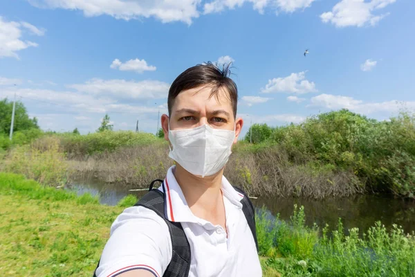 Селфи Молодого Человека Медицинской Маске Защиты Пандемии Коронавируса Человек Природе — стоковое фото