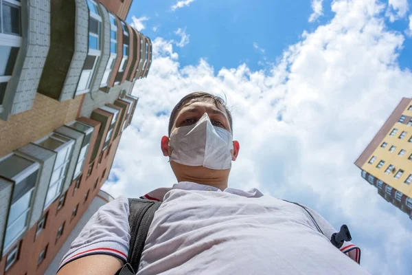 Ember Sétál Hátizsák Visel Arcszennyezés Maszkot Hogy Megvédje Magát Koronavírus — Stock Fotó