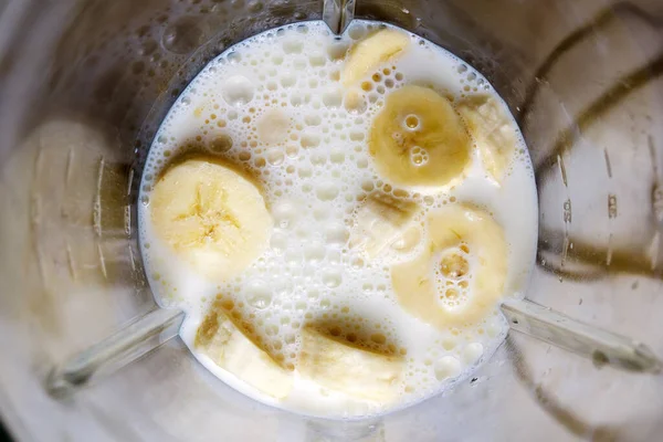 Matlagning Banan Smoothies Mixer Bananskivor Mjölk Ovanifrån — Stockfoto
