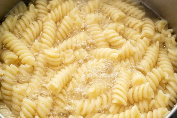 Hete Fusilli Pasta Met Stijgende Stoom Close Voedselbereiding — Stockfoto