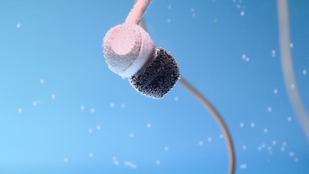 Auriculares escuchando música en el agua, bajo el agua en la piscina. equipo impermeable — Vídeos de Stock