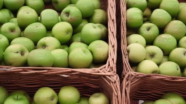 Jabłka na sprzedaż w supermarkecie. top widok organicznych owoców na półkach hipermarketu — Wideo stockowe