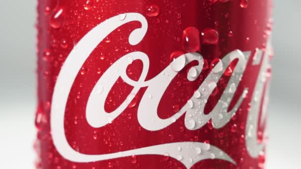 Tyumen, Rusia-20 de mayo de 2020: Bebida de coca cola de cerca macro. Las bebidas de coca cola son producidas y fabricadas por The Coca-Cola Company . — Vídeos de Stock