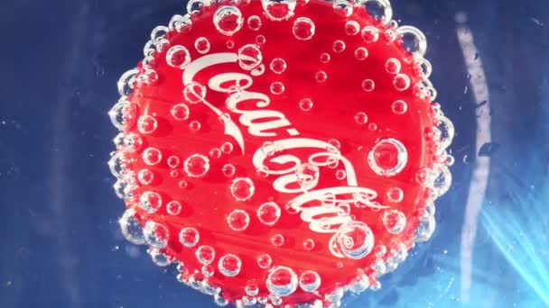 Tioumen, Russie, 11 juin 2020 : Gros plan sur le logo des boissons gazeuses Coca-cola — Video