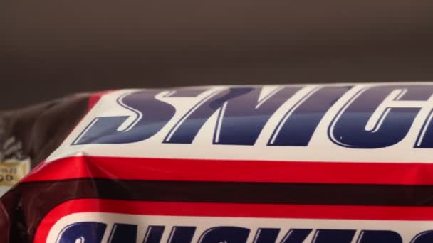 Tyumen, Rusland-11 juni 2020: Snickers chocoladereep. Snickers is een chocoladereep van het Amerikaanse bedrijf Mars.. — Stockvideo