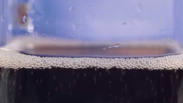 Gelap bir gelembung, busa dalam gelas close-up makro, fokus selektif — Stok Video