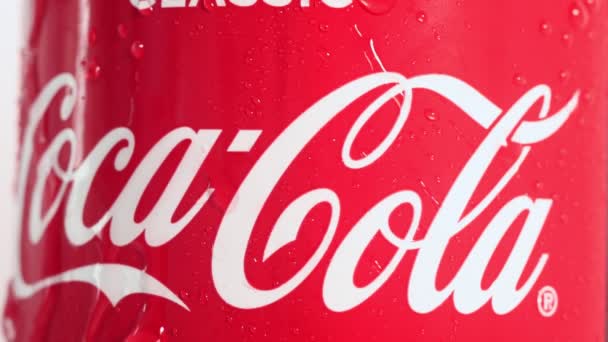 Tyumen, Rusia-20 mai 2020: Coca-cola, logo-ul băuturilor răcoritoare carbogazoase aproape — Videoclip de stoc