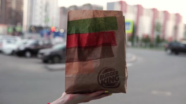 Tyumen, Oroszország-június 09, 2020: Burger King papírzacskó. A Burger King a hamburger gyorséttermek globális lánca.. — Stock videók