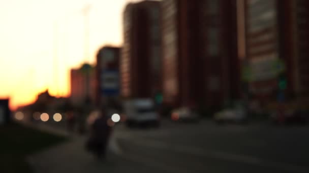 Achtergrond, wazig, onscherp, bokeh. 's avonds stad rijden auto' s op de weg, bij zonsondergang — Stockvideo