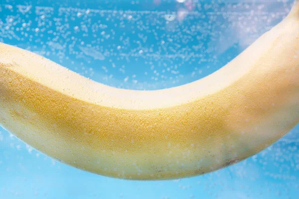 Banane Gros Plan Macro Dans Eau Sous Eau Sur Fond — Photo