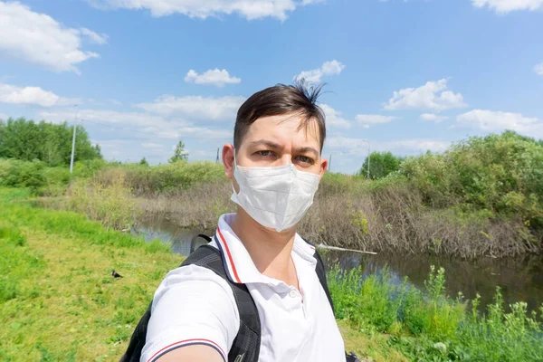 Retrato Cara Homem Jovem Com Máscara Médica Está Natureza Close — Fotografia de Stock