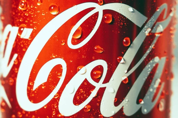 Tyumen Russia Maggio 2020 Coca Cola Can Logo Con Gocce — Foto Stock