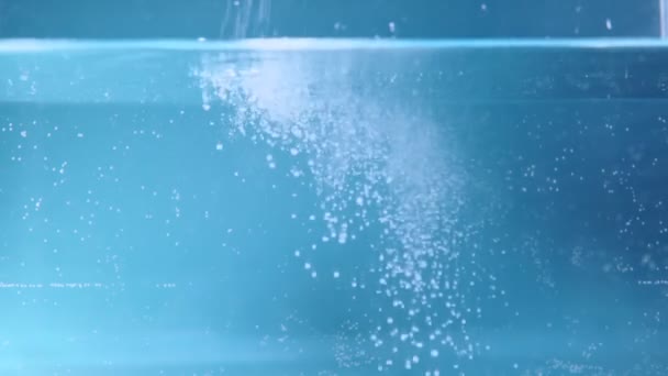 Соль к воде варить, соль растворяется в воде — стоковое видео