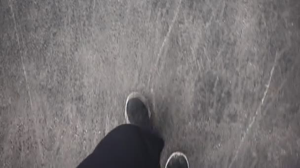 Человек в черных кроссовках и черной ходьбе по тротуару POV осенью, в начале зимнего сезона — стоковое видео