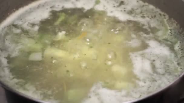 Heiße Suppe mit Brokkoli und Kartoffeln, vegetarisches Essen aus nächster Nähe — Stockvideo