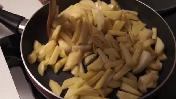 Готовить овощи. Сырой картофель, разрезанный на полоски, приготовление пищи — стоковое видео
