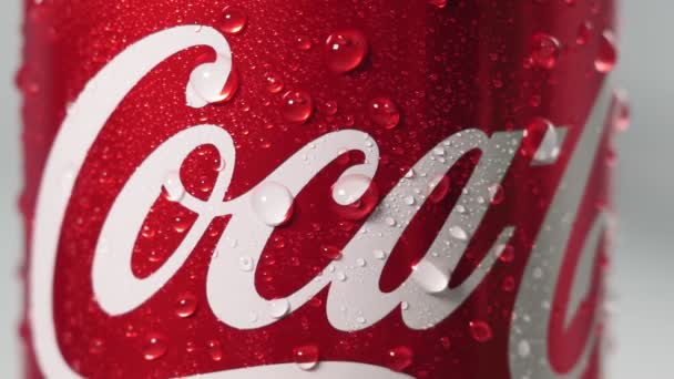 Tyumen, Rosja-maj 20, 2020: Puszka Coca-coli, logo napojów gazowanych z bliska — Wideo stockowe