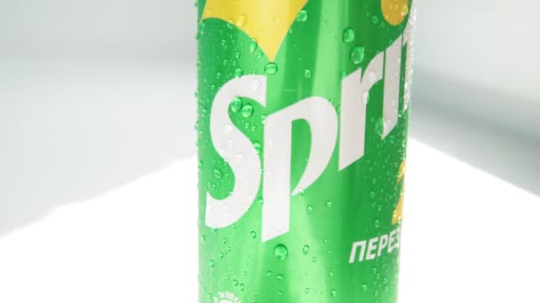 Tyumen, Russia-may 20, 2020: Sprite drink close macro. 물 방울이 달린 로고. 레몬과 라임 맛 음료. — 비디오