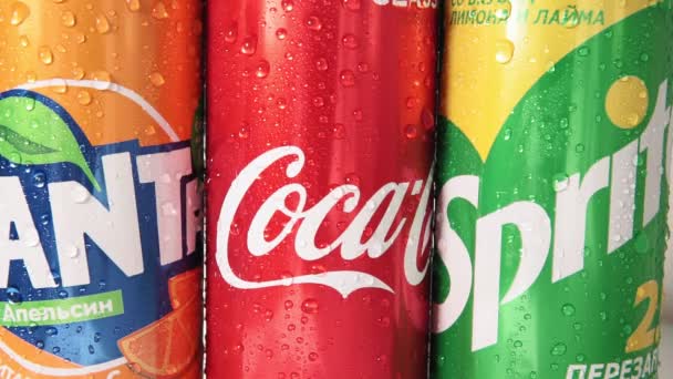 Tyumen, Rusland-20 mei 2020: Coca-Cola, Fanta en Sprite Cans. De drie drankjes geproduceerd door de Coca-Cola Company. Logo 's van bedrijven in de waterdruppels — Stockvideo