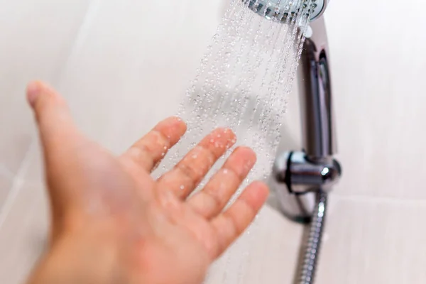 Mãos Verificar Temperatura Água Chuveiro Mão Homem Sob Uma Corrente — Fotografia de Stock