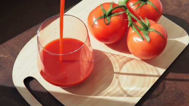Despeja suco de tomate, um produto dietético. Contém licopeno, um pigmento natural. A substância é um poderoso antioxidante — Vídeo de Stock