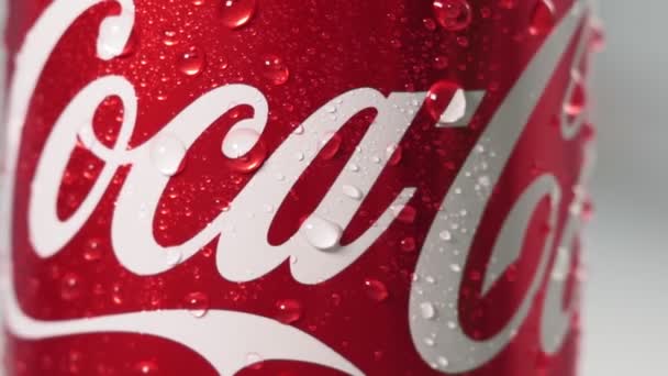Tyumen, Russia-maggio 20, 2020: Coca-Cola Can logo con gocce d'acqua in primo piano. — Video Stock