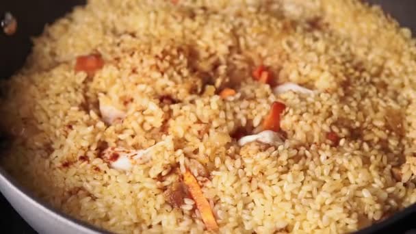 Koken van pilaf close-up. Proces van pelaf koken. — Stockvideo