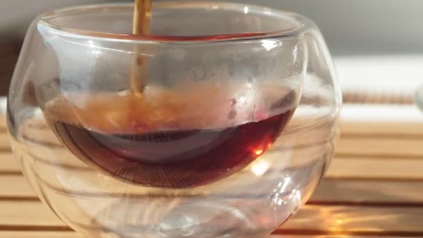 PU-erh Tee in einer Schüssel auf einem Teeplatten, Teezeremonie — Stockvideo