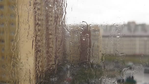 Regen auf dem Glas, schlechtes Wetter, Hintergrund. Selektiver Fokus — Stockvideo