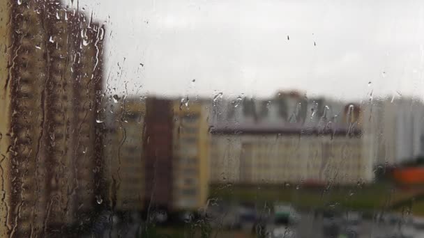 Krople deszczu na tle szyby. zła pogoda. deszczowy dzień. — Wideo stockowe