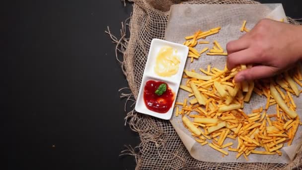 Eten van frietjes met kaassaus en ketchup bovenaanzicht verticale video — Stockvideo