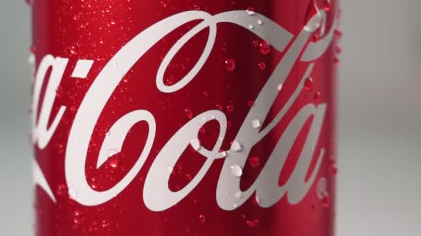 Tyumen, Rusia-20 de mayo de 2020: Bebida de coca cola de cerca macro. logo con gotas de agua — Vídeos de Stock