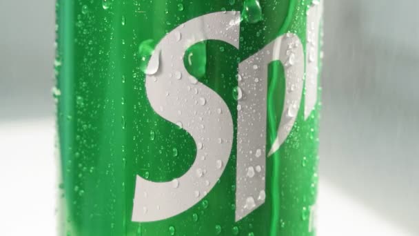Tyumen, Rusia-mayo 20, 2020: Sprite drink close up macro. logotipo con gotas de agua. bebida con sabor a limón y lima . — Vídeos de Stock
