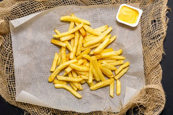 Papas Fritas Papel Blanco Con Salsa Queso Fondo Negro Vista — Foto de Stock