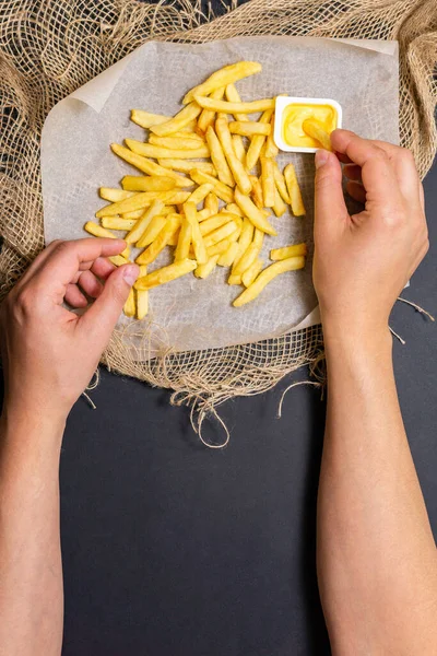 Hombre Come Papas Fritas Con Salsa Kétchup Queso Una Mesa — Foto de Stock