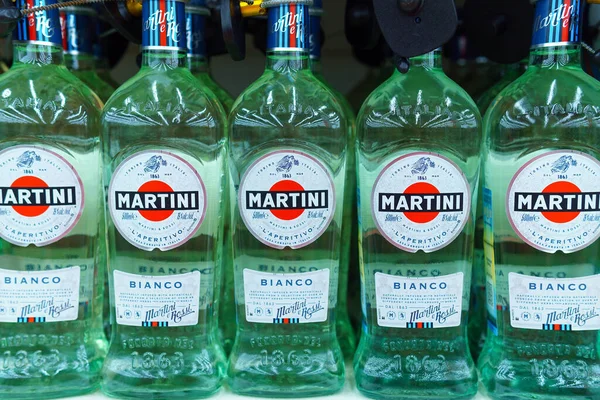 Tioumen Russie Mai 2020 Étagère Bouteilles Martini Bianco Dans Supermarché — Photo