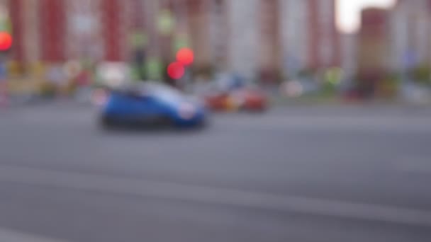 Verkehr verschwimmt Hintergrundstruktur. Autos auf der Straße fahren — Stockvideo