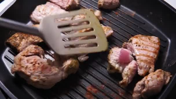 Trozo de cerdo frito en una sartén caliente cocinando carne caliente, cocinando delicioso, primer plano — Vídeos de Stock