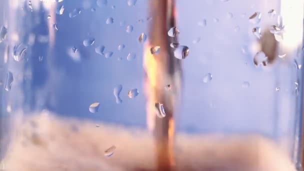 Derrama limonada escura em um vidro macro close-up, foco seletivo — Vídeo de Stock