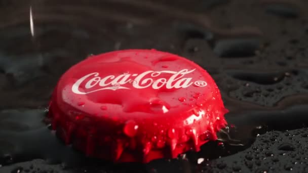 Tyumen, Russia-June 11, 2020: Coca-Cola cap in bubble on a black background. 낮은 키와 부드러운 초점. — 비디오