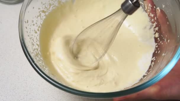 Gros plan sur la sauce mayonnaise. Sauce mayonnaise maison dans un bol. cuisson des aliments faits maison avec un mélangeur — Video