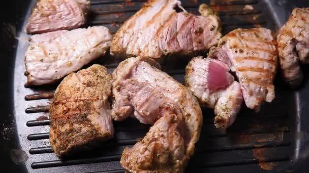 Жареная свинина жир кусок на горячей сковороде для приготовления пищи кулинарное меню показать вкусные и вкусные блюда меню еды — стоковое видео