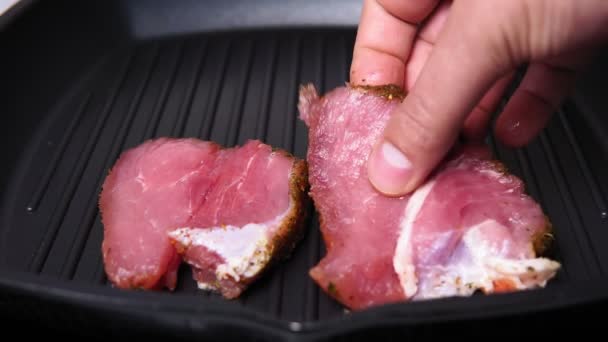 Carne de cerdo a la parrilla. preparado en una sartén — Vídeos de Stock