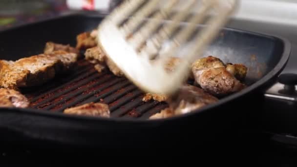 Filete de cerdo a la parrilla en sartén, Ingredientes para cocinar, concepto de alimentos. — Vídeos de Stock