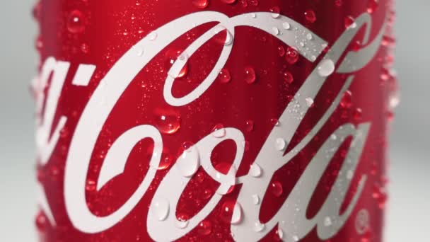 Tyumen, Russia-maggio 20, 2020: Can of Coca-cola, logo gassato per bevande analcoliche primo piano — Video Stock