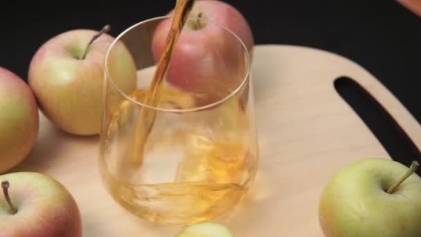 Pours Apple juice into a glass Cup close up selective focus — Stock Video