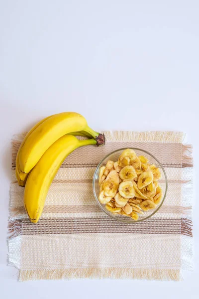 Φρέσκες Μπανάνες Και Στεγνά Τσιπς Μπανάνας Στο Τραπέζι Χώρος Για — Φωτογραφία Αρχείου