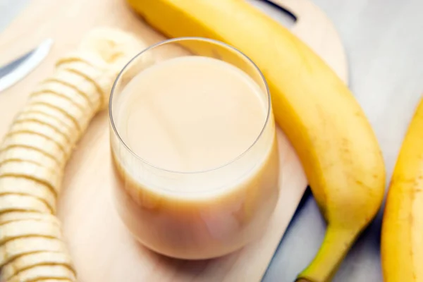 Glas Banan Milkshake Eller Smoothie Och Banan Vit Bakgrund Selektivt — Stockfoto