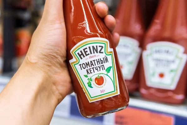 Tyumen Russia Juli 2020 Heinz Tomato Ketchup Hipermarket Rusia Diproduksi — Stok Foto