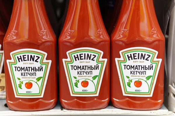 Tyumen Rússia Julho 2020 Heinz Ketchup Heinz Tomato Ketchup Uma — Fotografia de Stock